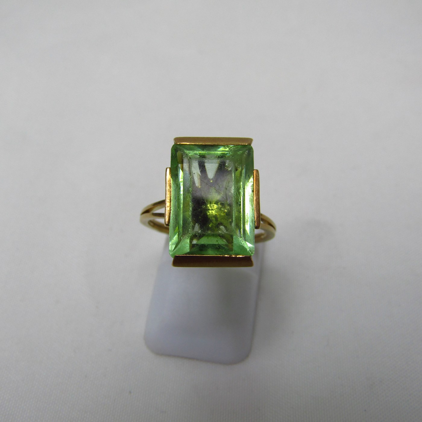 Sortija en Oro de 18k, con Amatista talla rectangular. Sortija en Oro de 18k, con Amatista talla rectangular.