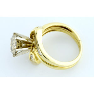 Sortija en Oro de 18k, con Diamante Central Talla Brillante de 2,62 ct. y 24 Diamantes talla Baguette de 1 ct.