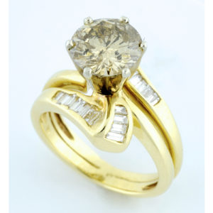 Sortija en Oro de 18k, con Diamante Central Talla Brillante de 2,62 ct. y 24 Diamantes talla Baguette de 1 ct.