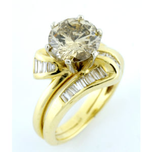 Sortija en Oro de 18k, con Diamante Central Talla Brillante de 2,62 ct. y 24 Diamantes talla Baguette de 1 ct.