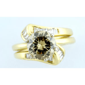 Sortija en Oro de 18k, con Diamante Central Talla Brillante de 2,62 ct. y 24 Diamantes talla Baguette de 1 ct.
