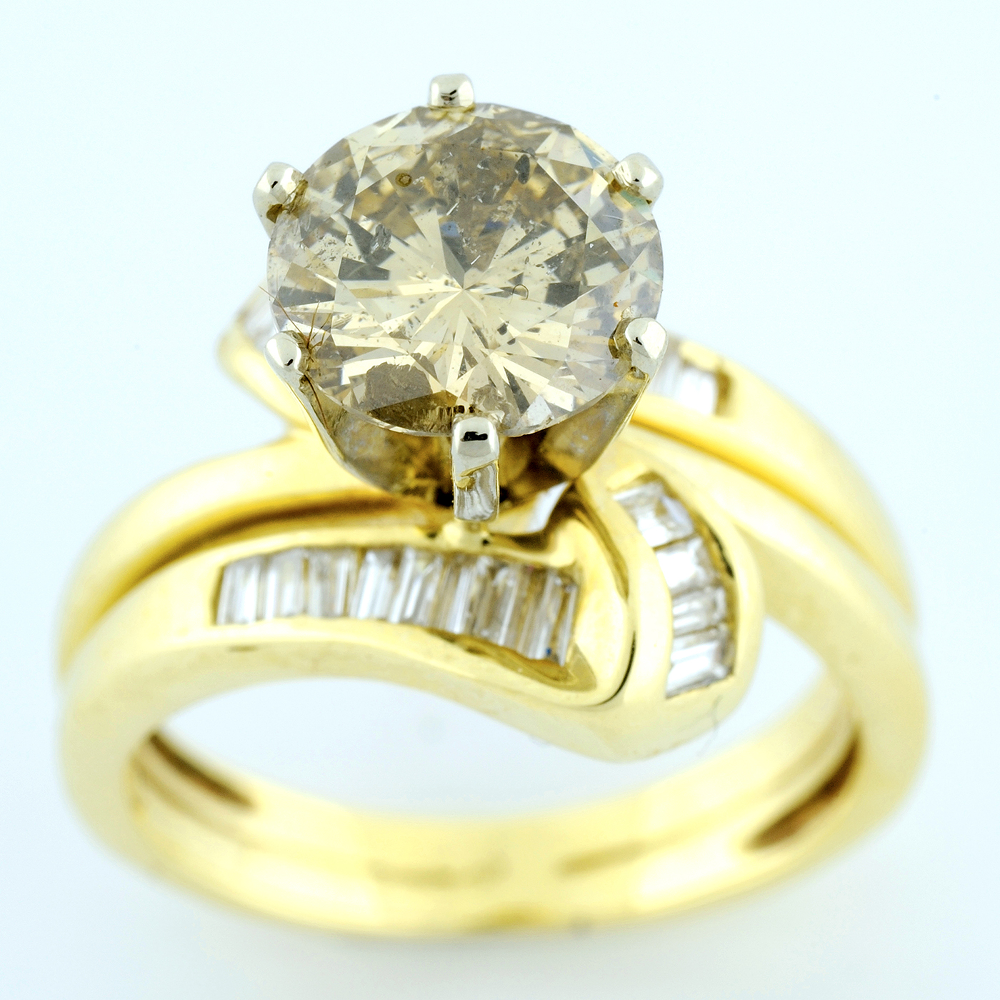 Sortija en Oro de 18k, con Diamante Central Talla Brillante de 2,62 ct. y 24 Diamantes talla Baguette de 1 ct.