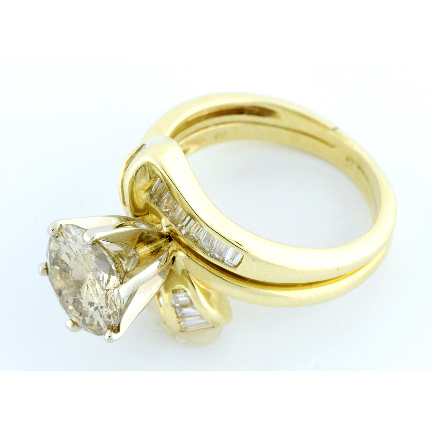 Sortija en Oro de 18k, con Diamante Central Talla Brillante de 2,62 ct. y 24 Diamantes talla Baguette de 1 ct.