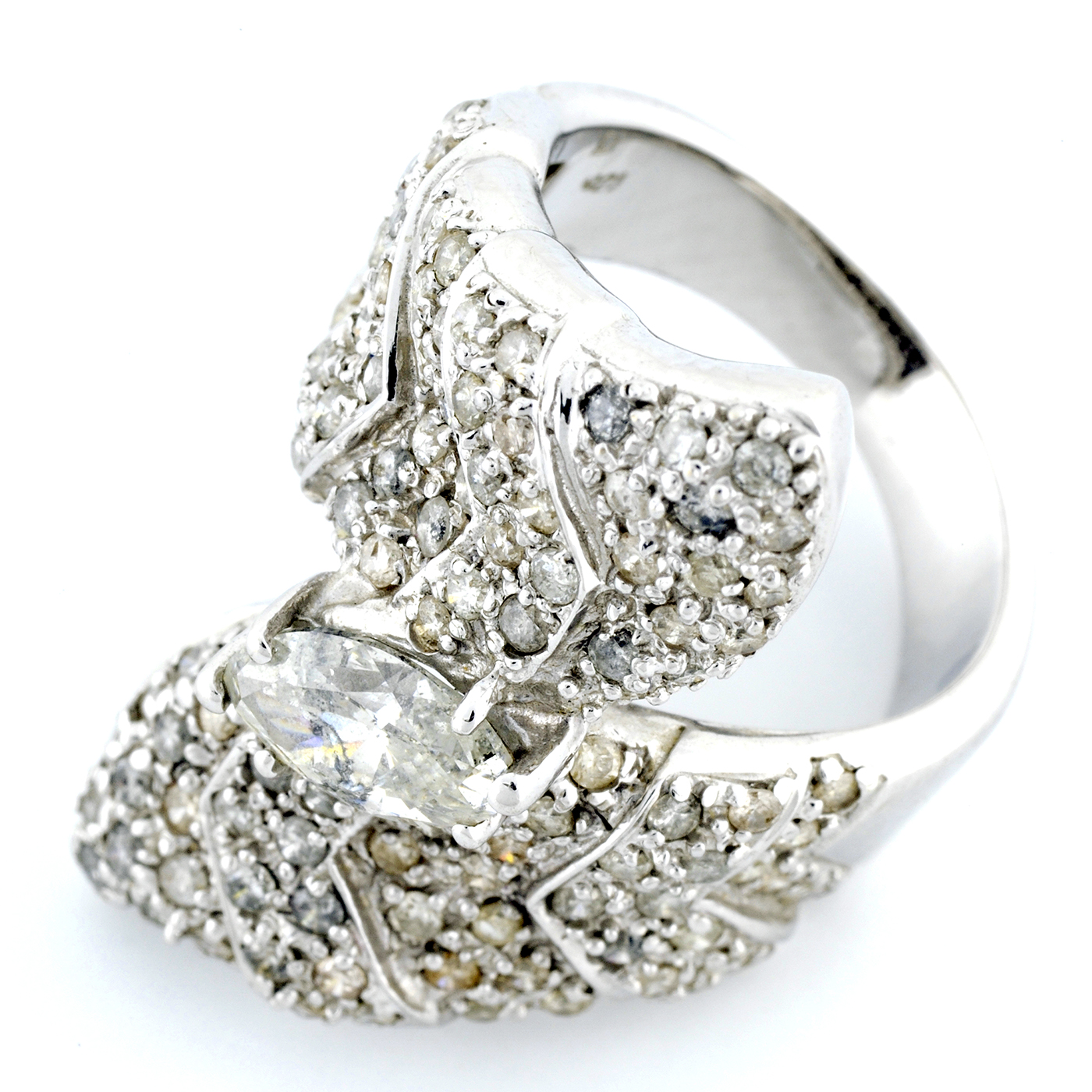 Sortija en Oro de 18k con Diamante Central Talla Marquise de 1,00 ct. (I-SI2) y 111 Diamantes Talla Brillante de 1,50 ct. aprox. (I/SI2) Sortija en Oro de 18k con Diamante Central Talla Marquise de 1,00 ct. (I-SI2) y 111 Diamantes Talla Brillante de 1,50 ct. aprox. (I/SI2)