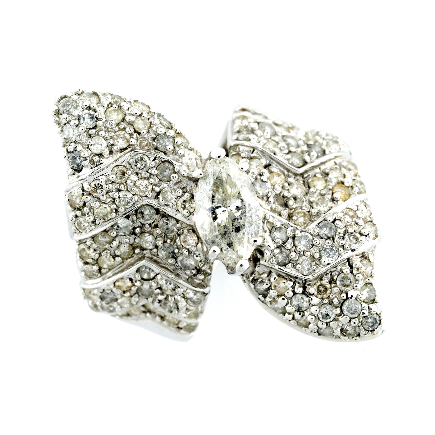Sortija en Oro de 18k con Diamante Central Talla Marquise de 1,00 ct. (I-SI2) y 111 Diamantes Talla Brillante de 1,50 ct. aprox. (I/SI2) Sortija en Oro de 18k con Diamante Central Talla Marquise de 1,00 ct. (I-SI2) y 111 Diamantes Talla Brillante de 1,50 ct. aprox. (I/SI2)