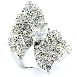 Sortija en Oro de 18k con Diamante Central Talla Marquise de 1,00 ct. (I-SI2) y 111 Diamantes Talla Brillante de 1,50 ct. aprox. (I/SI2)