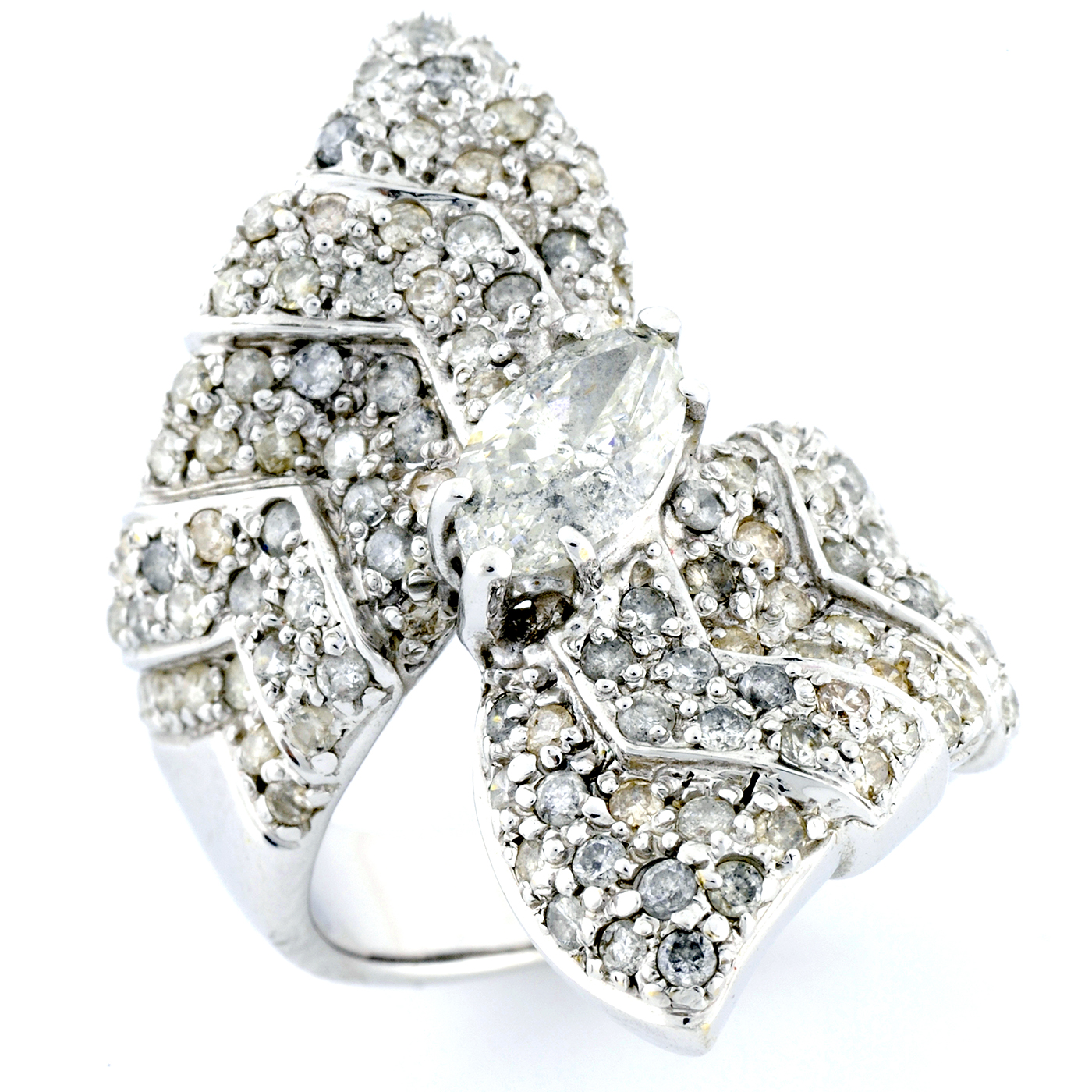 Sortija en Oro de 18k con Diamante Central Talla Marquise de 1,00 ct. (I-SI2) y 111 Diamantes Talla Brillante de 1,50 ct. aprox. (I/SI2) Sortija en Oro de 18k con Diamante Central Talla Marquise de 1,00 ct. (I-SI2) y 111 Diamantes Talla Brillante de 1,50 ct. aprox. (I/SI2)