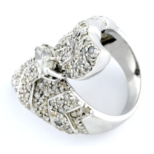 Sortija en Oro de 18k con Diamante Central Talla Marquise de 1,00 ct. (I-SI2) y 111 Diamantes Talla Brillante de 1,50 ct. aprox. (I/SI2)