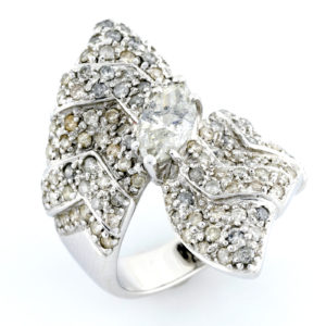 Sortija en Oro de 18k con Diamante Central Talla Marquise de 1,00 ct. (I-SI2) y 111 Diamantes Talla Brillante de 1,50 ct. aprox. (I/SI2)