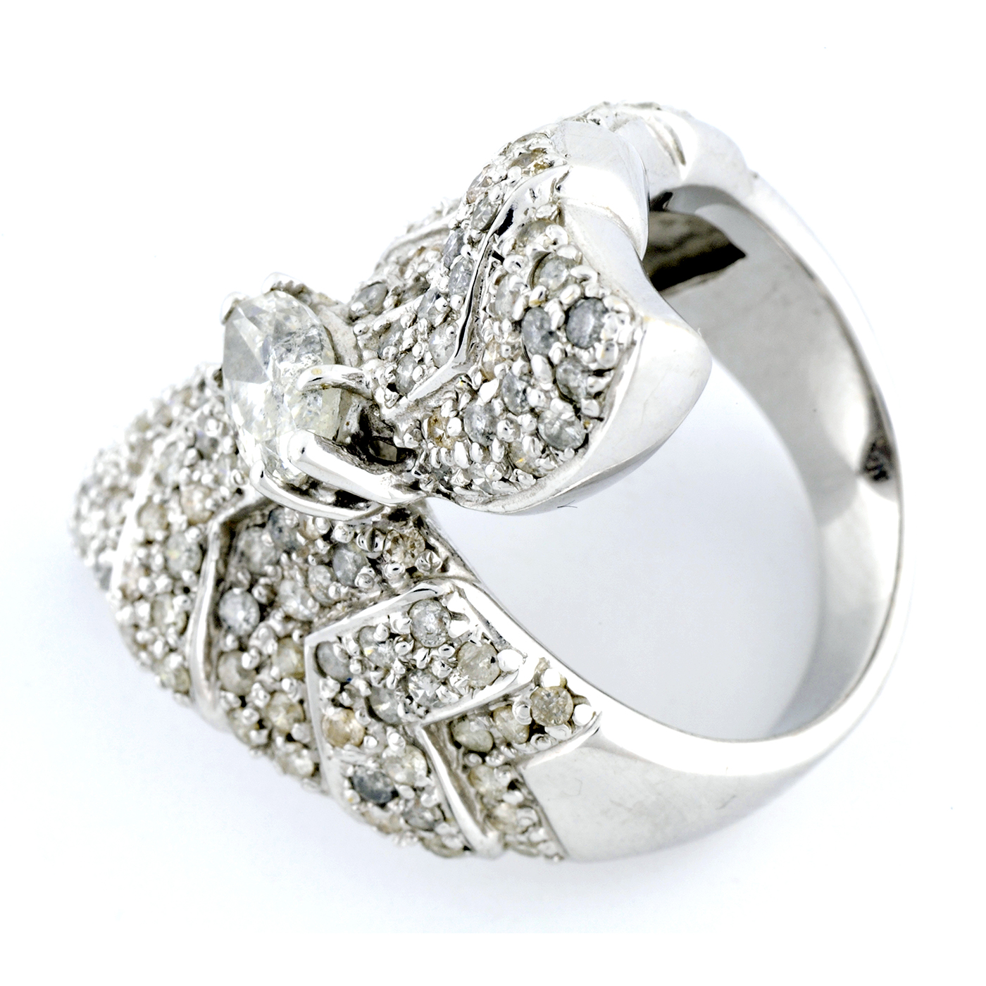 Sortija en Oro de 18k con Diamante Central Talla Marquise de 1,00 ct. (I-SI2) y 111 Diamantes Talla Brillante de 1,50 ct. aprox. (I/SI2) Sortija en Oro de 18k con Diamante Central Talla Marquise de 1,00 ct. (I-SI2) y 111 Diamantes Talla Brillante de 1,50 ct. aprox. (I/SI2)