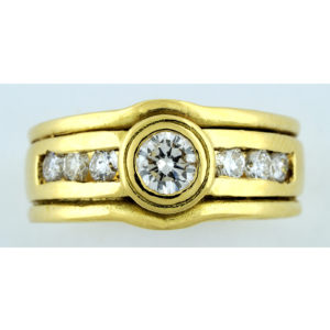 Sortija en oro de 18k con Diamante Central y Seis en los hombros, talla Brillante, 0,67 ct. Total (L-M/SI-SI1-SI2).