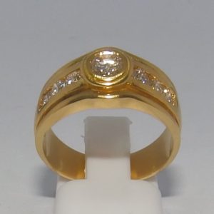 Sortija en oro de 18k con Diamante Central y Seis en los hombros, talla Brillante, 0,67 ct. Total (L-M/SI-SI1-SI2).