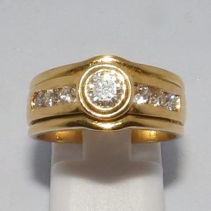 Sortija en oro de 18k con Diamante Central y Seis en los hombros, talla Brillante, 0,67 ct. Total (L-M/SI-SI1-SI2).
