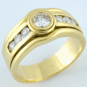 Sortija en oro de 18k con Diamante Central y Seis en los hombros, talla Brillante, 0,67 ct. Total (L-M/SI-SI1-SI2).