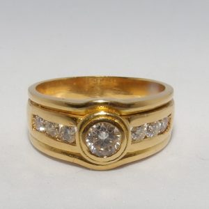 Sortija en oro de 18k con Diamante Central y Seis en los hombros, talla Brillante, 0,67 ct. Total (L-M/SI-SI1-SI2).