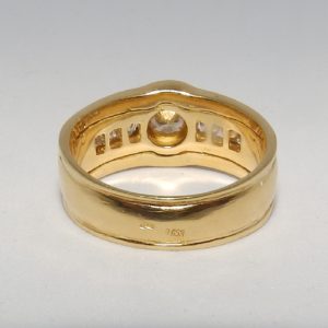 Sortija en oro de 18k con Diamante Central y Seis en los hombros, talla Brillante, 0,67 ct. Total (L-M/SI-SI1-SI2).