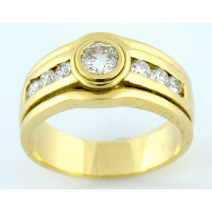 Sortija en oro de 18k con Diamante Central y Seis en los hombros, talla Brillante, 0,67 ct. Total (L-M/SI-SI1-SI2).
