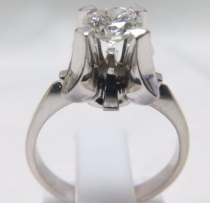 Sortija en Oro de 18k. con Diamante Natural talla Brillante de 0,60 ct. (I/VS1). Certificado IGE.