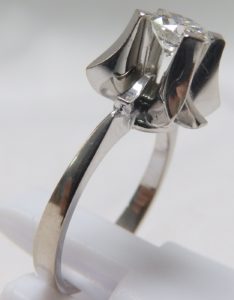 Sortija en Oro de 18k. con Diamante Natural talla Brillante de 0,60 ct. (I/VS1). Certificado IGE.