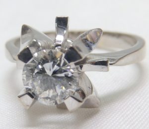 Sortija en Oro de 18k. con Diamante Natural talla Brillante de 0,60 ct. (I/VS1). Certificado IGE.