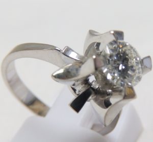 Sortija en Oro de 18k. con Diamante Natural talla Brillante de 0,60 ct. (I/VS1). Certificado IGE.
