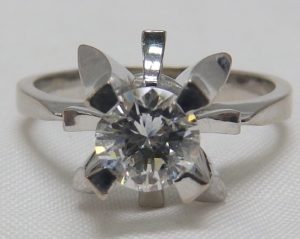 Sortija en Oro de 18k. con Diamante Natural talla Brillante de 0,60 ct. (I/VS1). Certificado IGE.