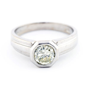 Sortija en Oro de 18k. Con Diamante Natural talla Brillante, de 0,71 ct. (O-R/SI1), 17 mm.