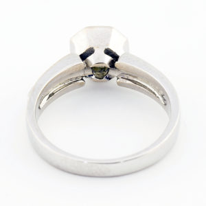 Sortija en Oro de 18k. Con Diamante Natural talla Brillante, de 0,71 ct. (O-R/SI1), 17 mm.