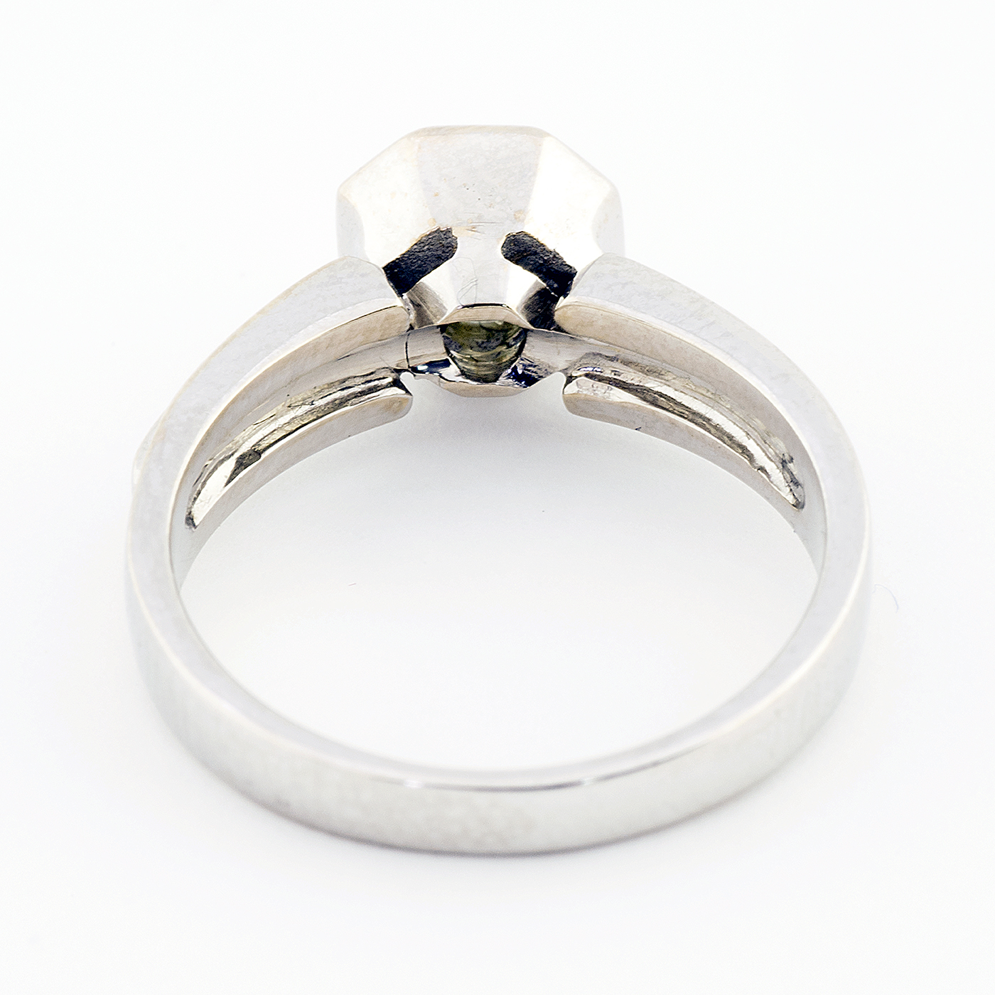 Sortija en Oro de 18k. Con Diamante Natural talla Brillante, de 0,71 ct. (O-R/SI1), 17 mm. Sortija en Oro de 18k. Con Diamante Natural talla Brillante, de 0,71 ct. (O-R/SI1), 17 mm.