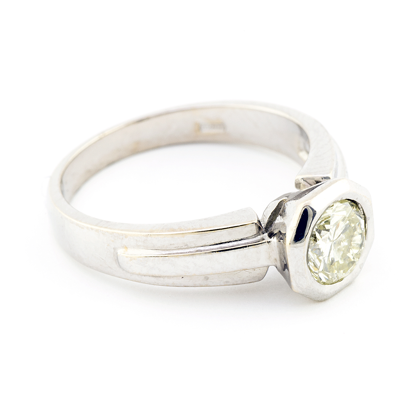 Sortija en Oro de 18k. Con Diamante Natural talla Brillante, de 0,71 ct. (O-R/SI1), 17 mm. Sortija en Oro de 18k. Con Diamante Natural talla Brillante, de 0,71 ct. (O-R/SI1), 17 mm.