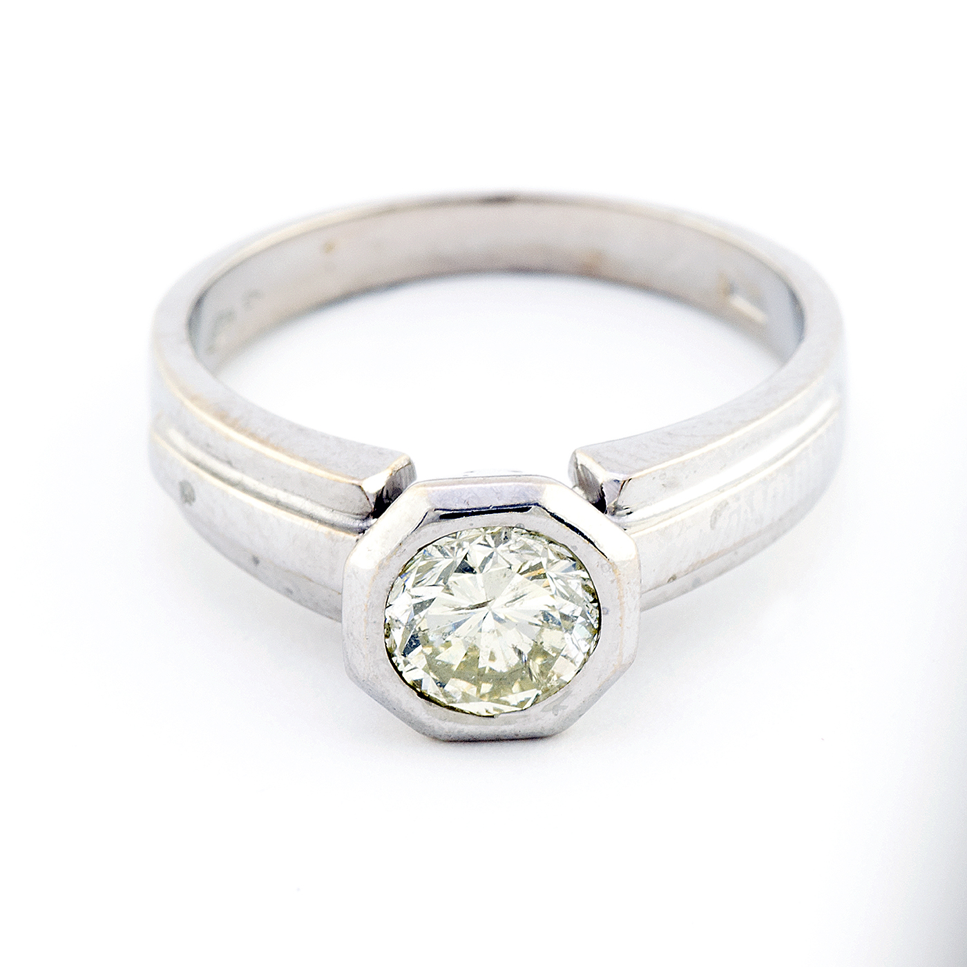 Sortija en Oro de 18k. Con Diamante Natural talla Brillante, de 0,71 ct. (O-R/SI1), 17 mm. Sortija en Oro de 18k. Con Diamante Natural talla Brillante, de 0,71 ct. (O-R/SI1), 17 mm.