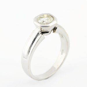 Sortija en Oro de 18k. Con Diamante Natural talla Brillante, de 0,71 ct. (O-R/SI1), 17 mm.