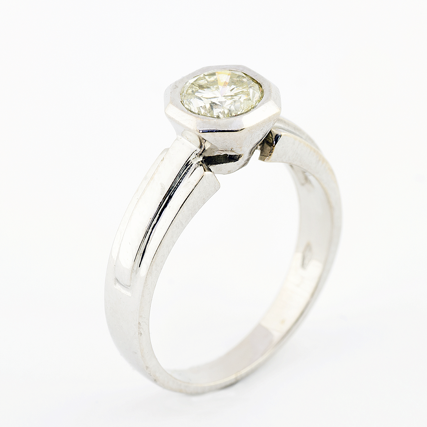 Sortija en Oro de 18k. Con Diamante Natural talla Brillante, de 0,71 ct. (O-R/SI1), 17 mm. Sortija en Oro de 18k. Con Diamante Natural talla Brillante, de 0,71 ct. (O-R/SI1), 17 mm.