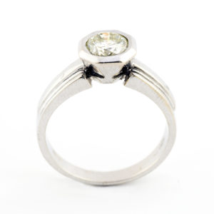 Sortija en Oro de 18k. Con Diamante Natural talla Brillante, de 0,71 ct. (O-R/SI1), 17 mm.