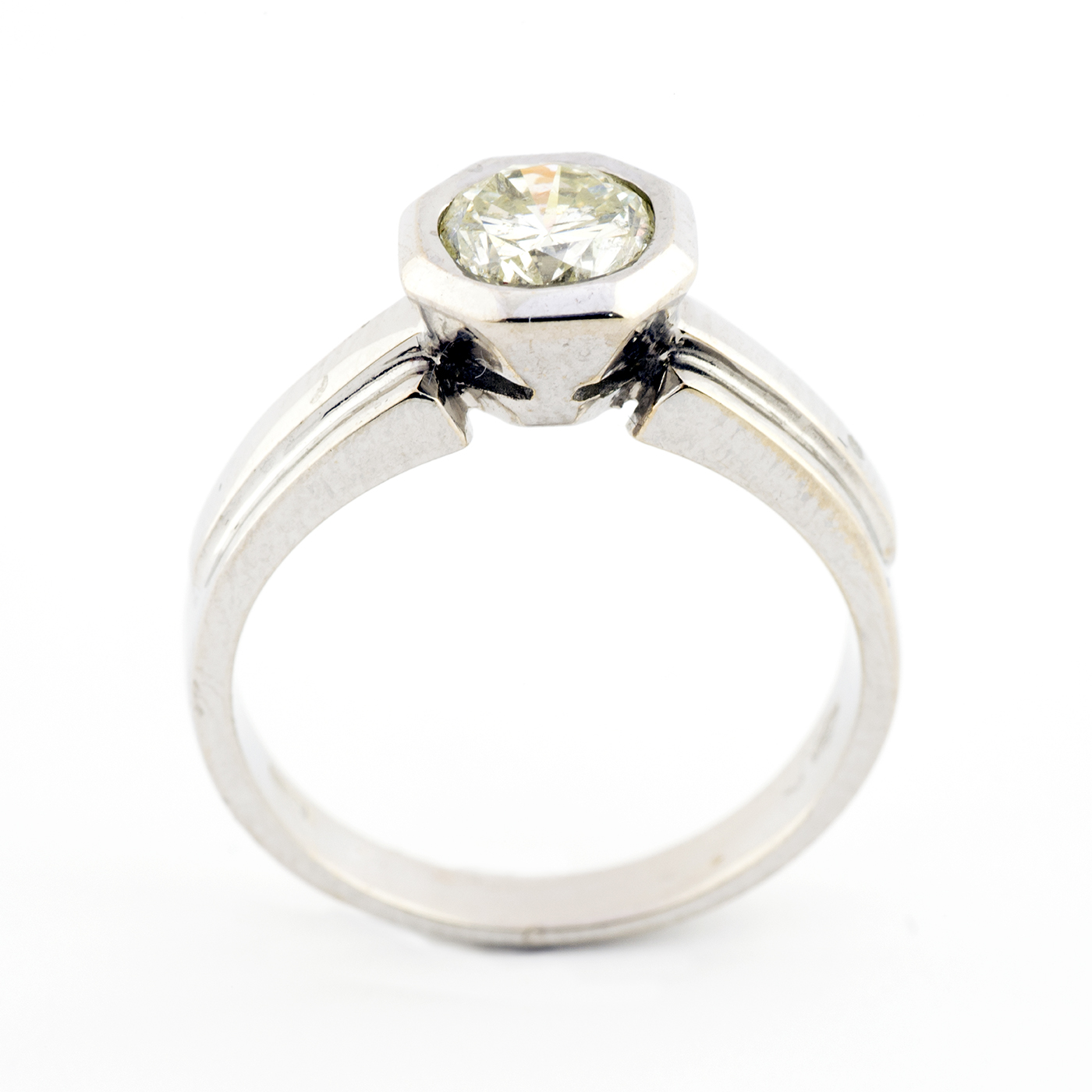 Sortija en Oro de 18k. Con Diamante Natural talla Brillante, de 0,71 ct. (O-R/SI1), 17 mm. Sortija en Oro de 18k. Con Diamante Natural talla Brillante, de 0,71 ct. (O-R/SI1), 17 mm.