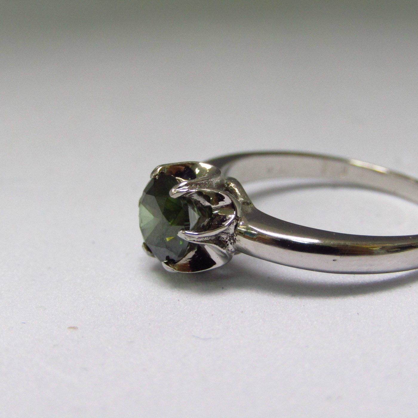 Sortija en Oro de 18k. con Diamante Natural talla Brillante de 0,83 ct. (Fancy Green/SI2). Certificado IGE. Sortija en Oro de 18k. con Diamante Natural talla Brillante de 0,83 ct. (Fancy Green/SI2). Certificado IGE.