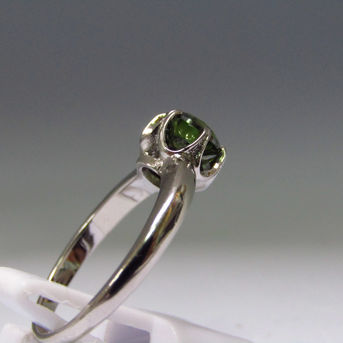 Sortija en Oro de 18k. con Diamante Natural talla Brillante de 0,83 ct. (Fancy Green/SI2). Certificado IGE. Sortija en Oro de 18k. con Diamante Natural talla Brillante de 0,83 ct. (Fancy Green/SI2). Certificado IGE.