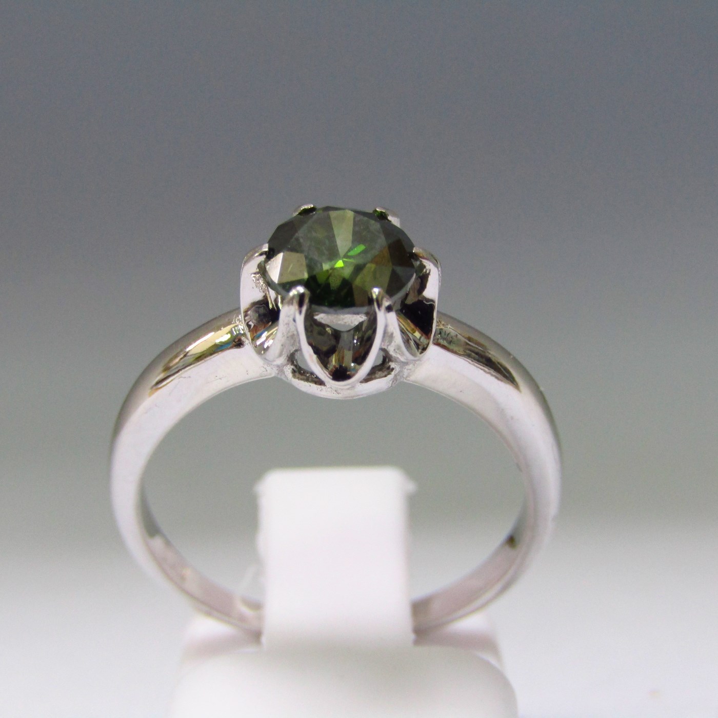 Sortija en Oro de 18k. con Diamante Natural talla Brillante de 0,83 ct. (Fancy Green/SI2). Certificado IGE. Sortija en Oro de 18k. con Diamante Natural talla Brillante de 0,83 ct. (Fancy Green/SI2). Certificado IGE.