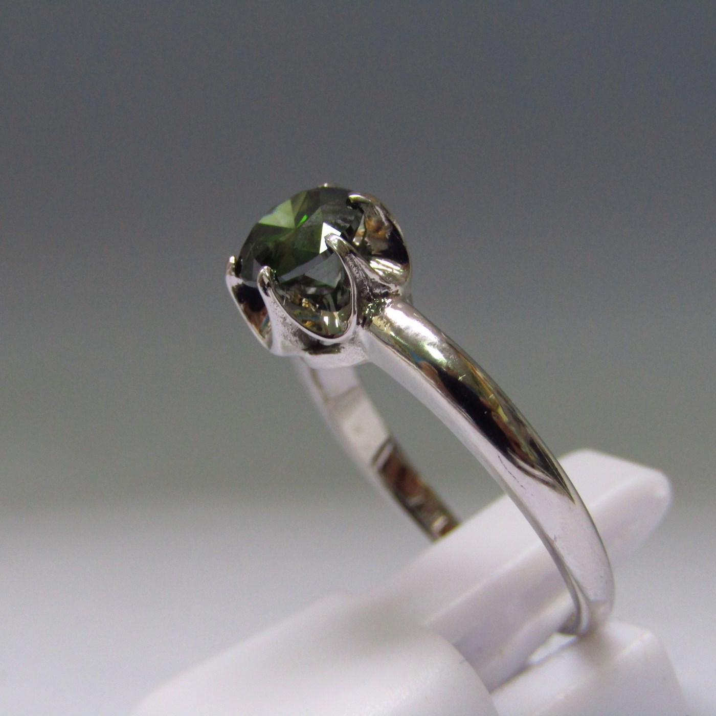 Sortija en Oro de 18k. con Diamante Natural talla Brillante de 0,83 ct. (Fancy Green/SI2). Certificado IGE. Sortija en Oro de 18k. con Diamante Natural talla Brillante de 0,83 ct. (Fancy Green/SI2). Certificado IGE.