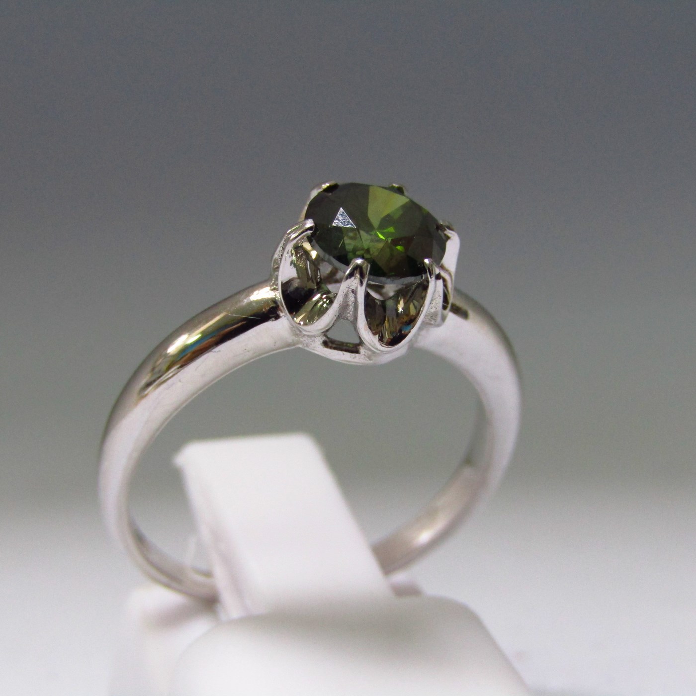 Sortija en Oro de 18k. con Diamante Natural talla Brillante de 0,83 ct. (Fancy Green/SI2). Certificado IGE. Sortija en Oro de 18k. con Diamante Natural talla Brillante de 0,83 ct. (Fancy Green/SI2). Certificado IGE.