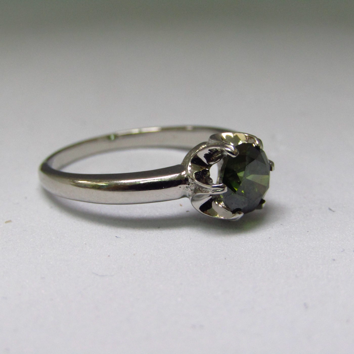 Sortija en Oro de 18k. con Diamante Natural talla Brillante de 0,83 ct. (Fancy Green/SI2). Certificado IGE. Sortija en Oro de 18k. con Diamante Natural talla Brillante de 0,83 ct. (Fancy Green/SI2). Certificado IGE.