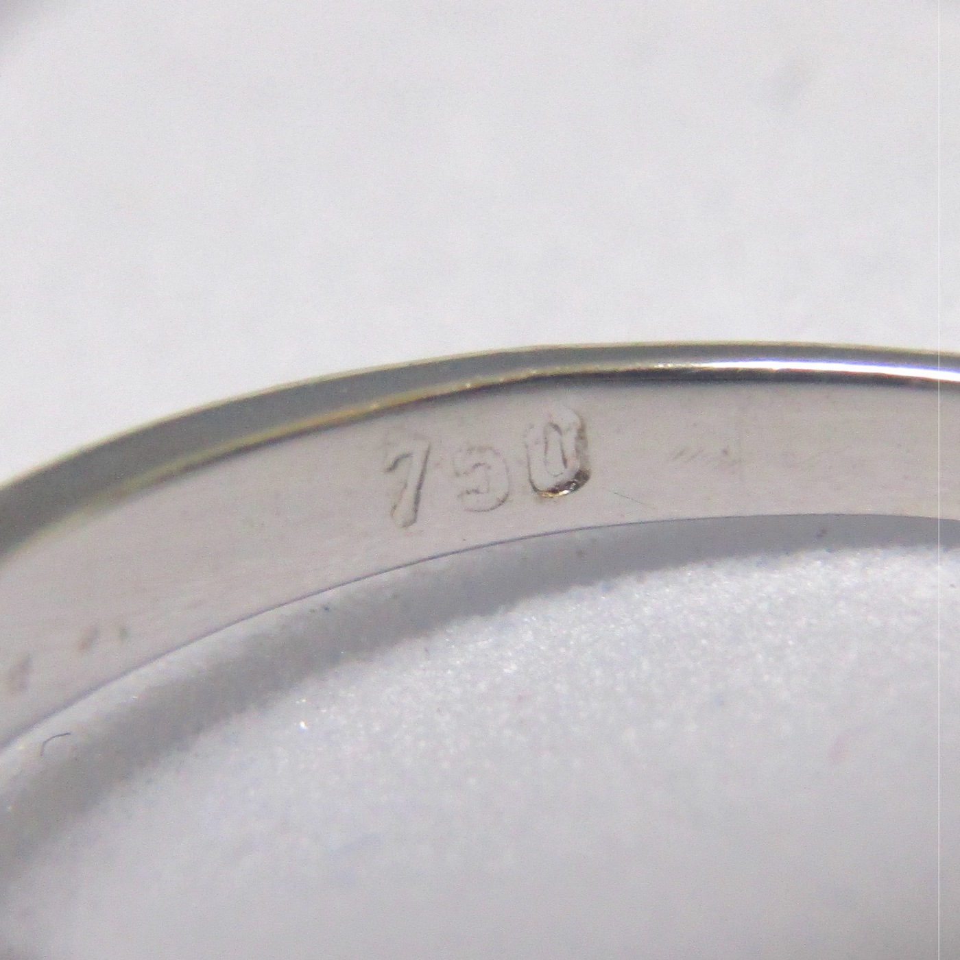 Sortija en Oro de 18k. con Diamante Natural talla Brillante de 0,83 ct. (Fancy Green/SI2). Certificado IGE. Sortija en Oro de 18k. con Diamante Natural talla Brillante de 0,83 ct. (Fancy Green/SI2). Certificado IGE.