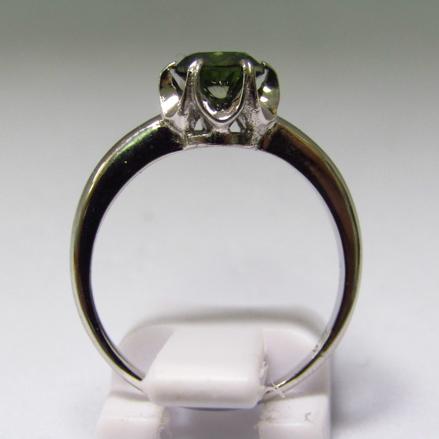 Sortija en Oro de 18k. con Diamante Natural talla Brillante de 0,83 ct. (Fancy Green/SI2). Certificado IGE. Sortija en Oro de 18k. con Diamante Natural talla Brillante de 0,83 ct. (Fancy Green/SI2). Certificado IGE.