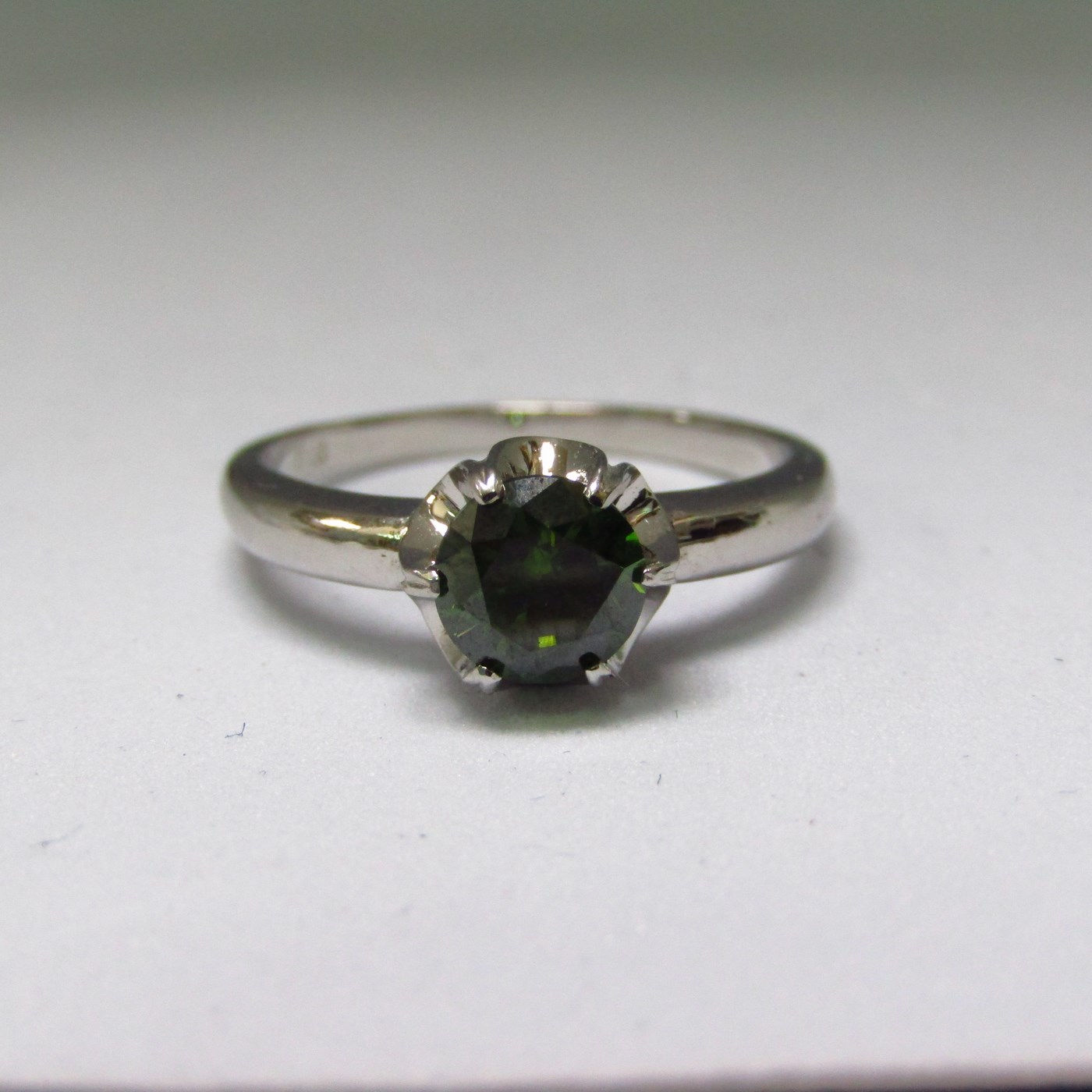 Sortija en Oro de 18k. con Diamante Natural talla Brillante de 0,83 ct. (Fancy Green/SI2). Certificado IGE. Sortija en Oro de 18k. con Diamante Natural talla Brillante de 0,83 ct. (Fancy Green/SI2). Certificado IGE.