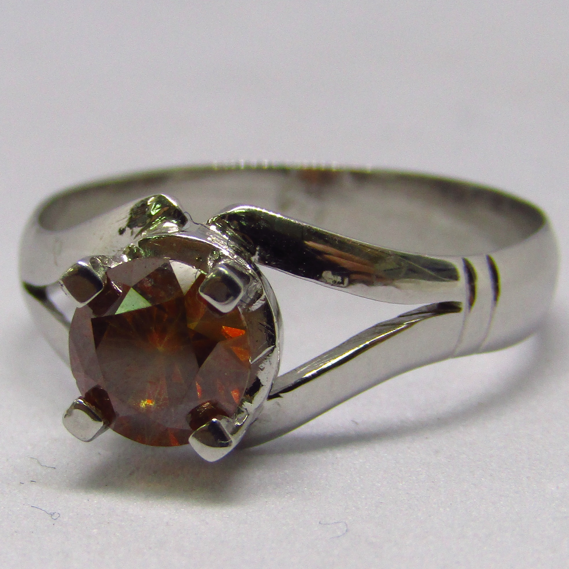Sortija en Oro de 18k. con Diamante Natural, talla Brillante de 0,84 ct. (Orange/VS2). Certificado IGE. Sortija en Oro de 18k. con Diamante Natural, talla Brillante de 0,84 ct. (Orange/VS2). Certificado IGE.