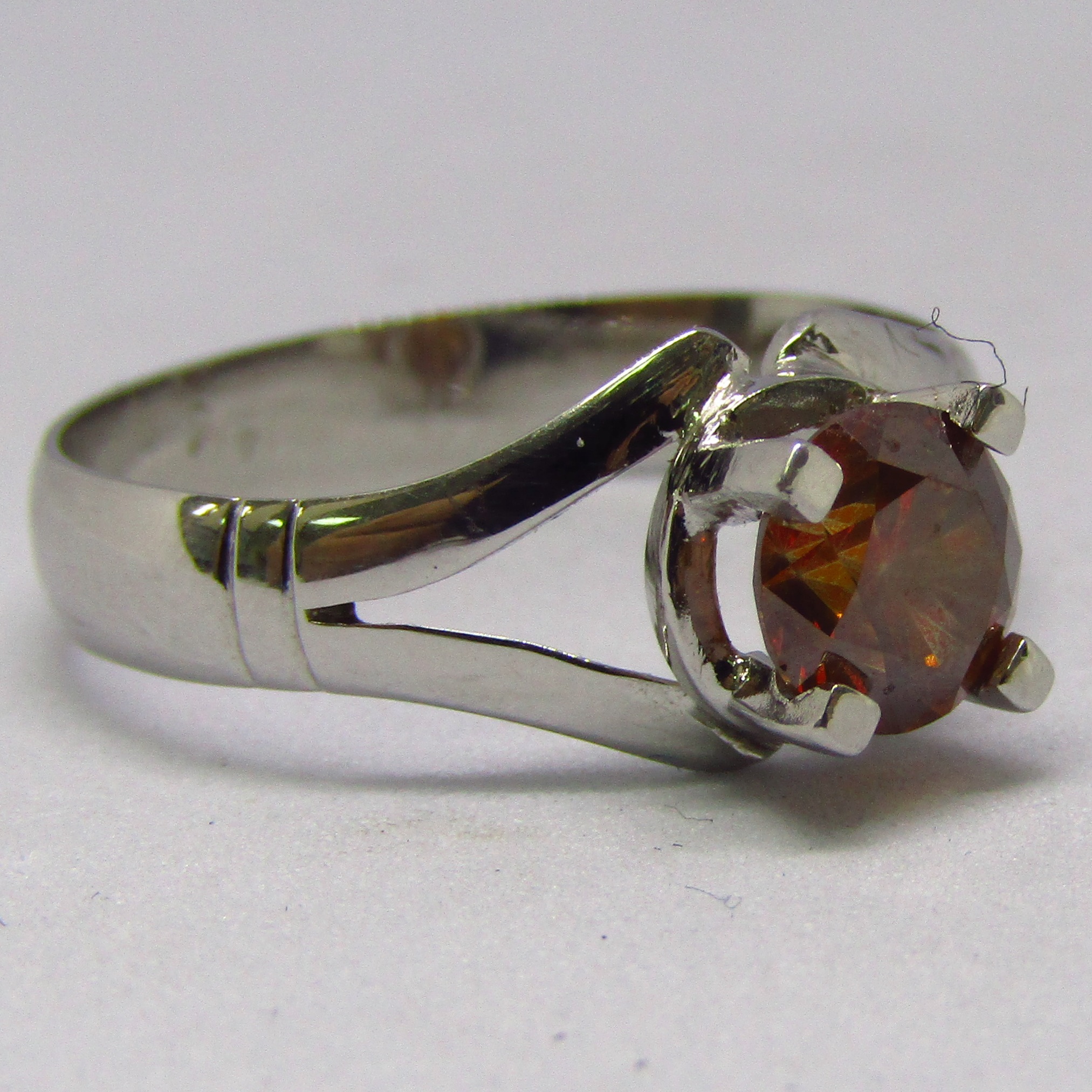 Sortija en Oro de 18k. con Diamante Natural, talla Brillante de 0,84 ct. (Orange/VS2). Certificado IGE. Sortija en Oro de 18k. con Diamante Natural, talla Brillante de 0,84 ct. (Orange/VS2). Certificado IGE.