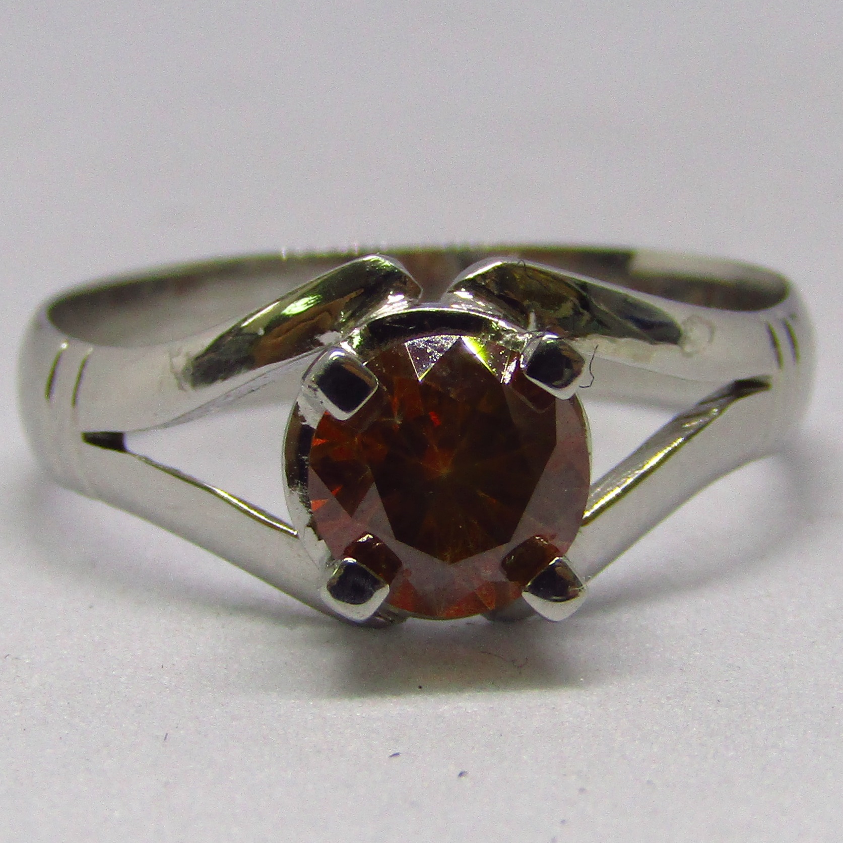 Sortija en Oro de 18k. con Diamante Natural, talla Brillante de 0,84 ct. (Orange/VS2). Certificado IGE. Sortija en Oro de 18k. con Diamante Natural, talla Brillante de 0,84 ct. (Orange/VS2). Certificado IGE.
