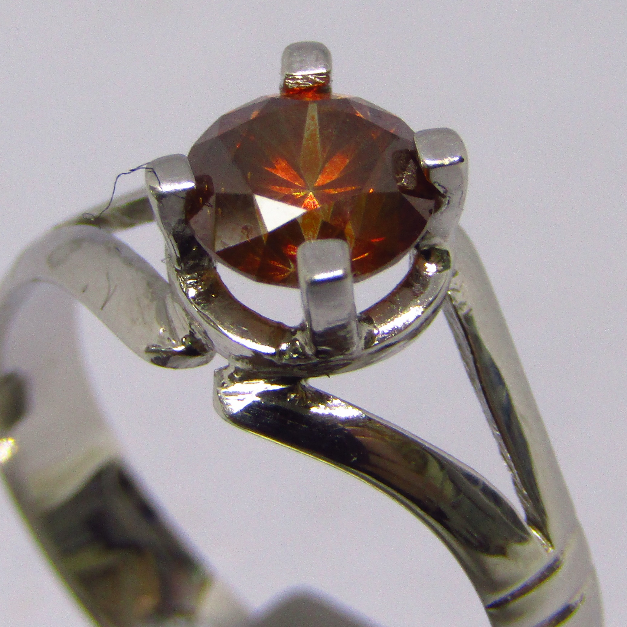 Sortija en Oro de 18k. con Diamante Natural, talla Brillante de 0,84 ct. (Orange/VS2). Certificado IGE. Sortija en Oro de 18k. con Diamante Natural, talla Brillante de 0,84 ct. (Orange/VS2). Certificado IGE.