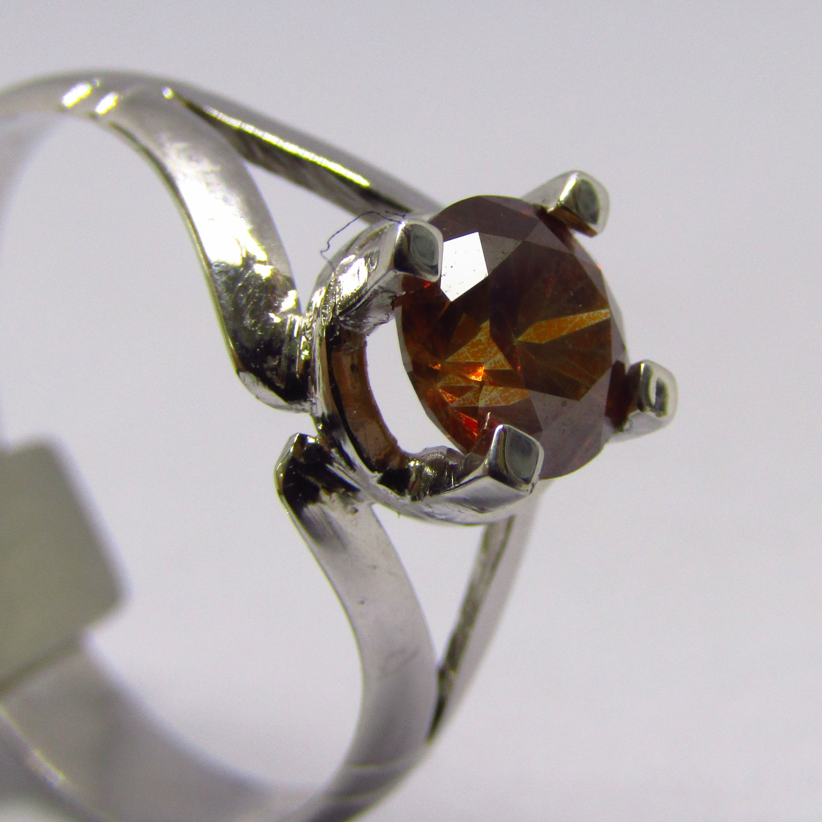 Sortija en Oro de 18k. con Diamante Natural, talla Brillante de 0,84 ct. (Orange/VS2). Certificado IGE. Sortija en Oro de 18k. con Diamante Natural, talla Brillante de 0,84 ct. (Orange/VS2). Certificado IGE.