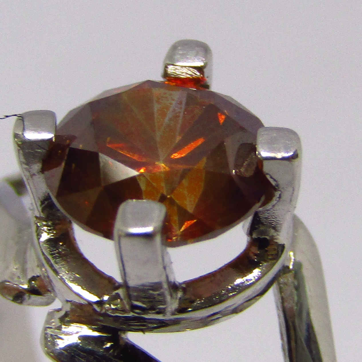 Sortija en Oro de 18k. con Diamante Natural, talla Brillante de 0,84 ct. (Orange/VS2). Certificado IGE. Sortija en Oro de 18k. con Diamante Natural, talla Brillante de 0,84 ct. (Orange/VS2). Certificado IGE.